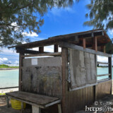 海辺の小さな小屋-佐和田の浜近く
