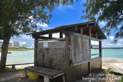 海辺の小さな小屋-佐和田の浜近く