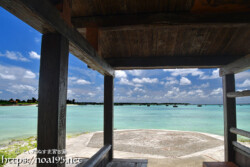 海辺の小屋から見る青い海-佐和田の浜近く