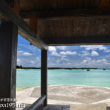 海辺の小屋から見る青い海-佐和田の浜近く
