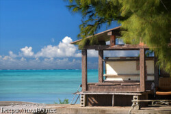 海辺に建つ小さな小屋-佐和田の浜近く