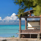 海辺に建つ小さな小屋-佐和田の浜近く