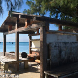 海辺の小さな小屋-佐和田の浜近く