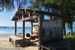 海辺の小さな小屋-佐和田の浜近く