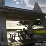 夕暮れ時の海辺の東家-川満漁港