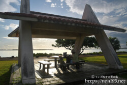 夕暮れ時の海辺の東家-川満漁港
