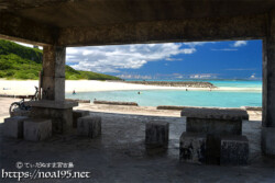海辺の東家から見る青い海-来間漁港