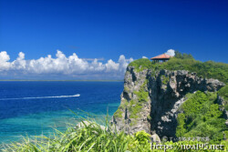 断崖絶壁の上に建つ東家-さばおき園地