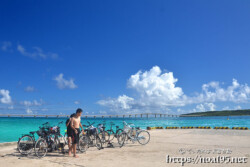 埠頭に自転車で集まる子供達-与那覇前浜ビーチ