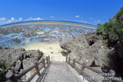 大潮で海上に現れたサンゴ礁と階段-伊良部島シンビジ