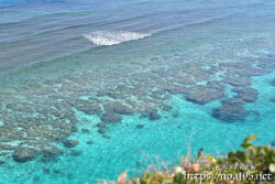 シンビジの岩礁に打ち寄せる波-伊良部島フナウサギバナタ