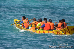 【船溜り対抗レース】波を掻き分けて進むサバニ-池間島海神祭