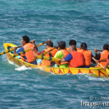 【船溜り対抗レース】波を掻き分けて進むサバニ-池間島海神祭