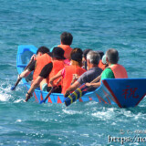 【船溜り対抗レース】波を掻き分けて進むサバニ-池間島海神祭