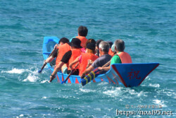 【船溜り対抗レース】波を掻き分けて進むサバニ-池間島海神祭