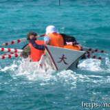 【船溜り対抗レース】飛沫をあげて進むサバニ-池間島海神祭