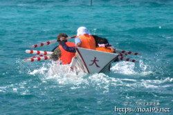 【船溜り対抗レース】飛沫をあげて進むサバニ-池間島海神祭
