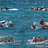 【船溜り対抗レース】転覆したものの再びレースに返り咲く白チーム-池間島海神祭