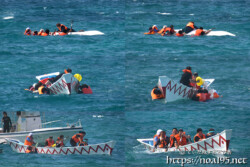 【船溜り対抗レース】転覆したものの再びレースに返り咲く白チーム-池間島海神祭