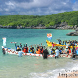 【池間小中学校児童と先生対抗レース】スタート前の櫂揚げ-池間島海神祭