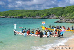 【池間小中学校児童と先生対抗レース】スタート前の櫂揚げ-池間島海神祭