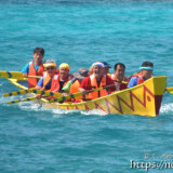 【ムトゥ対抗第1レース】飛沫をあげて進む真謝ムトゥチーム-池間島海神祭