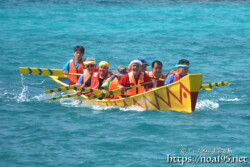 【ムトゥ対抗第1レース】飛沫をあげて進む真謝ムトゥチーム-池間島海神祭