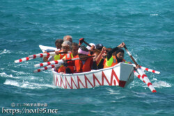 【ムトゥ対抗第1レース】力強く波を掻き分けて進むアギマスムトゥチーム-池間島海神祭