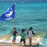 応援の旗を持つ子供-池間島海神祭