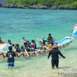 池間小・ 中学校生徒2チームによるサバニの綱引き-池間島海神祭