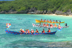【職域対抗第1レース】青い海を進む3隻のサバニ-池間島海神祭