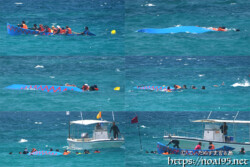 【職域対抗第3レース】転覆して監視船に回収される青チーム-池間島海神祭