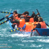 【職域対抗第4レース】飛沫をあげながら波を掻き分けて進むサバニ-池間島海神祭