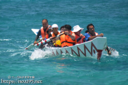 【職域対抗第5レース】飛沫をあげながら進むサバニ-池間島海神祭