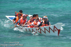 【職域対抗第6レース】先頭でゴールを目指す白チーム-池間島海神祭