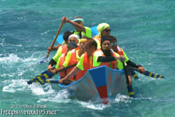 【職域対抗第6レース】飛沫をあげながら進むサバニ-池間島海神祭
