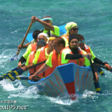 【職域対抗第6レース】飛沫をあげながら進むサバニ-池間島海神祭