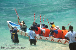 【職域対抗第7レース】スタート前の櫂あげ-池間島海神祭