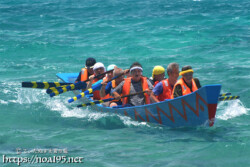 【職域対抗第7レース】波を掻き分けて進むサバニ-池間島海神祭