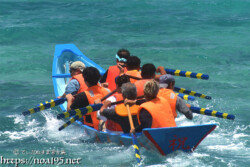 【職域対抗第9レース】飛沫をあげて進むサバニ-池間島海神祭