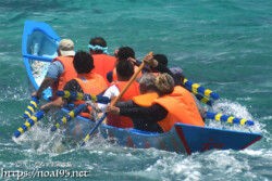 【職域対抗第9レース】飛沫をあげて進むサバニ-池間島海神祭