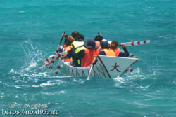 【職域対抗第9レース】飛沫をあげて進むサバニ-池間島海神祭