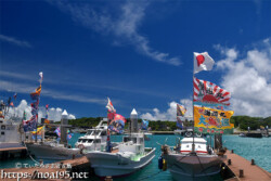 青空にはためく大漁旗-池間島海神祭