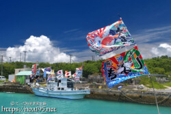 青空にはためく大漁旗-池間島海神祭