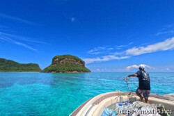 透き通った青い波とボート-西表島