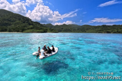 サンゴ礁の青い海に浮かぶゴムボート-西表島